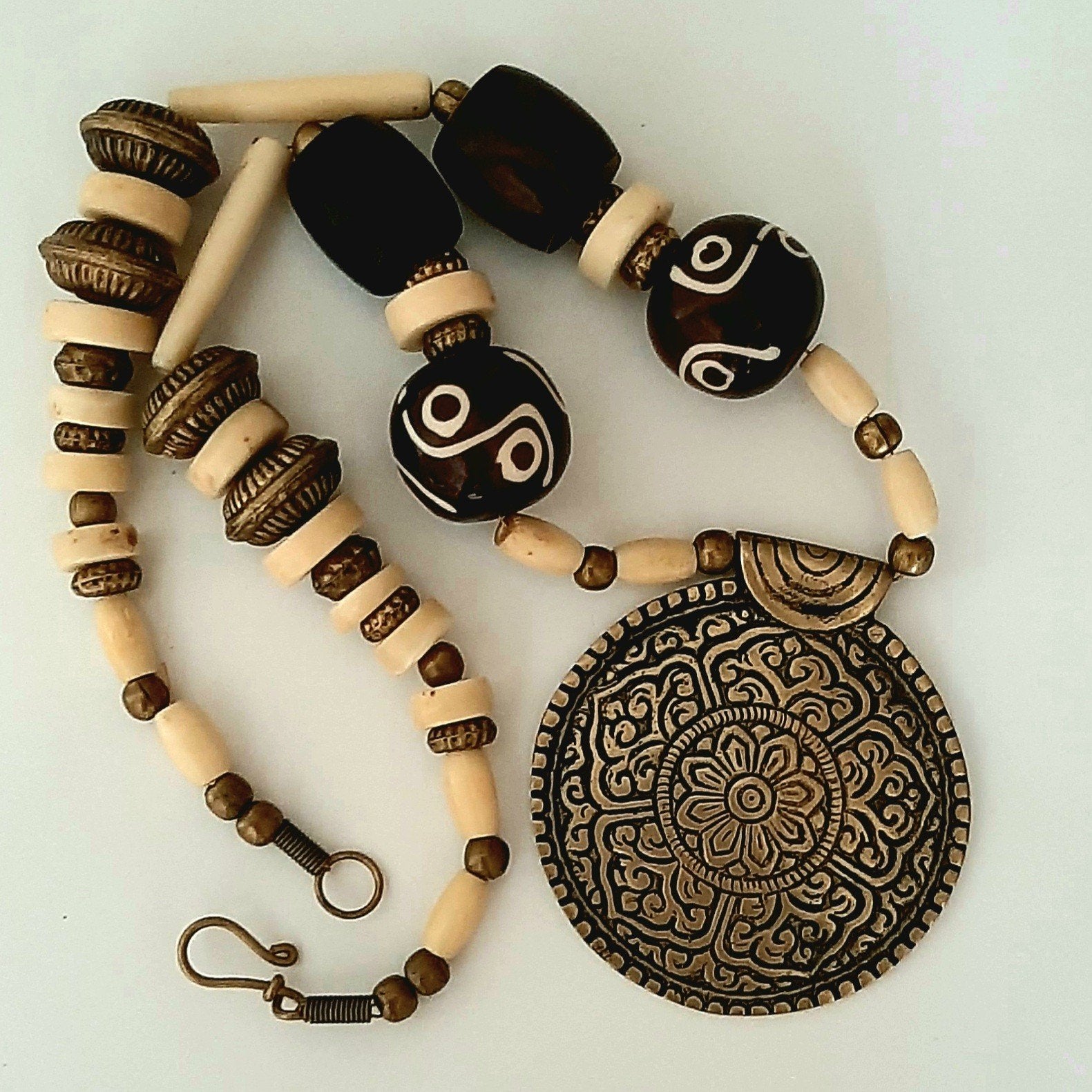 Boho-style  kralenketting met grote, bewerkte bronzen hanger, Bruin, Nieuw, Ophalen of Verzenden, Overige materialen
