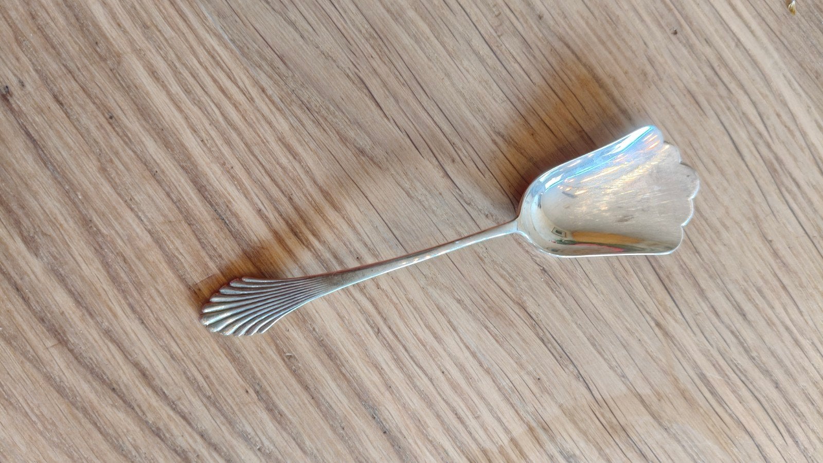 Zilveren suikerlepel met schelpvormige bak, Antiek en Kunst, Ophalen of Verzenden