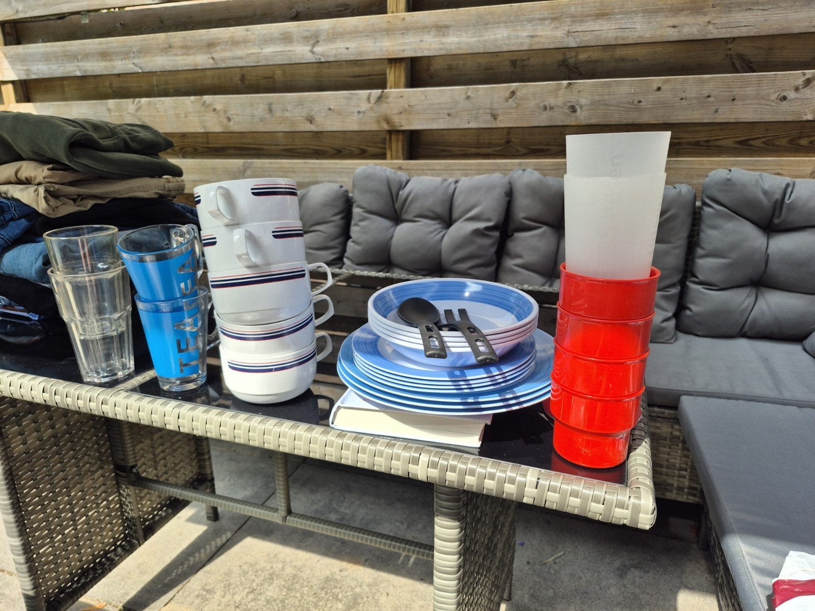 camping uitzet: borden, bekers, bestek en meer, Ophalen