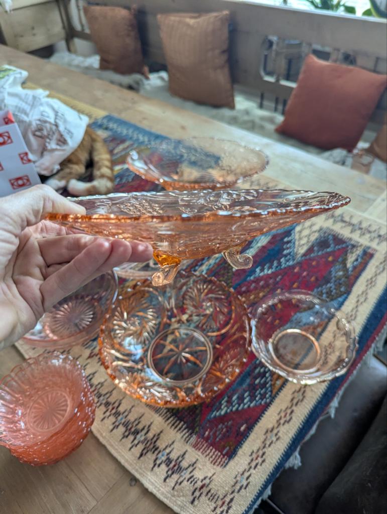Roze geperst glas schalen, 100 tot 150 cm, Rond, Zo goed als nieuw, 50 tot 100 cm