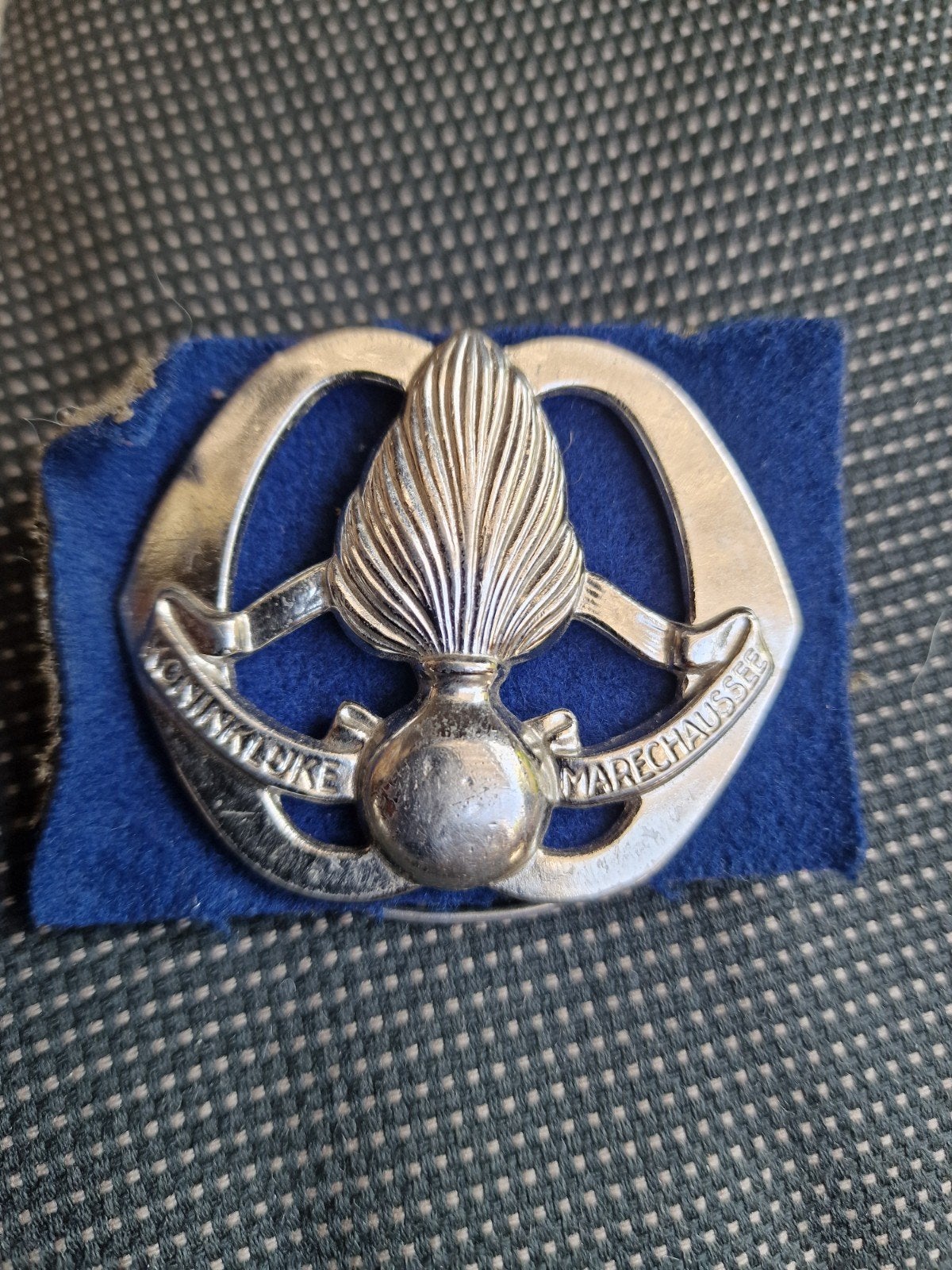 Oud baret embleem koninklijke Marechaussee jaren 60 70, Verzamelen, Ophalen of Verzenden, Marechaussee, Nederland, Embleem of Badge