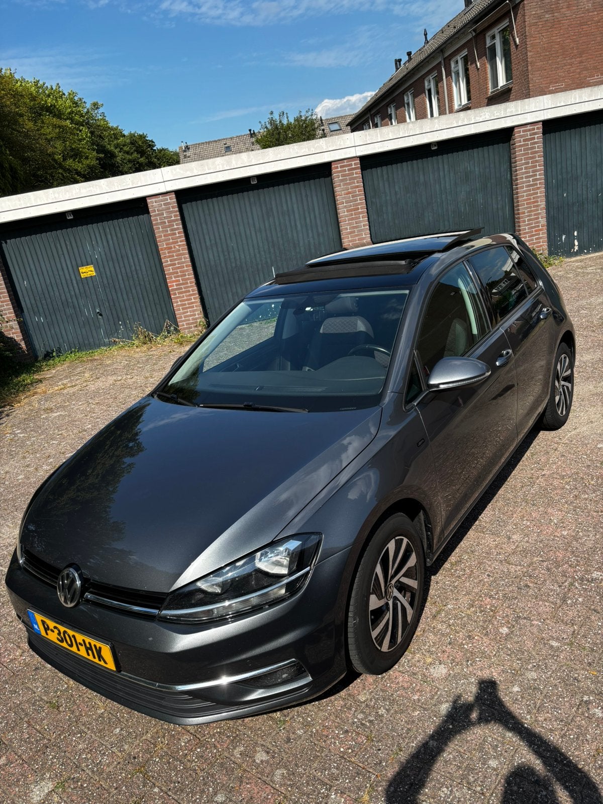 Volkswagen Golf 1.0 TSI 110pk 5D 2018 Grijs Panoramadak, Handgeschakeld, 3 cilinders, 999 cc, 1300 kg