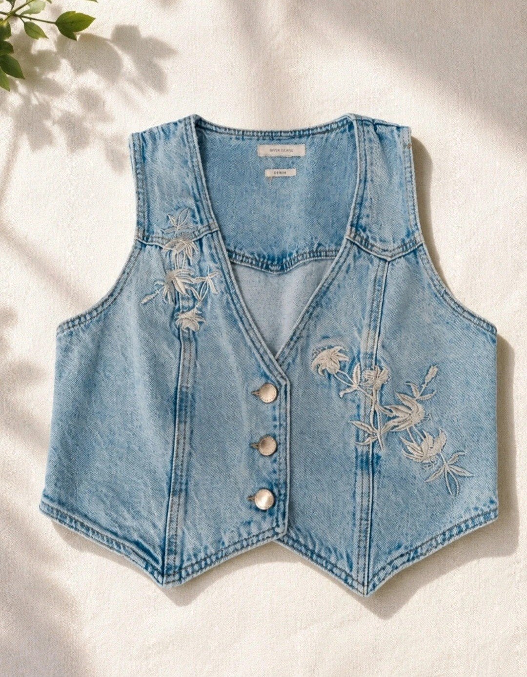 Denim gilet / waistcoat met geborduurde bloemen maat S, Blauw, Ophalen of Verzenden, Zo goed als nieuw, Revelation