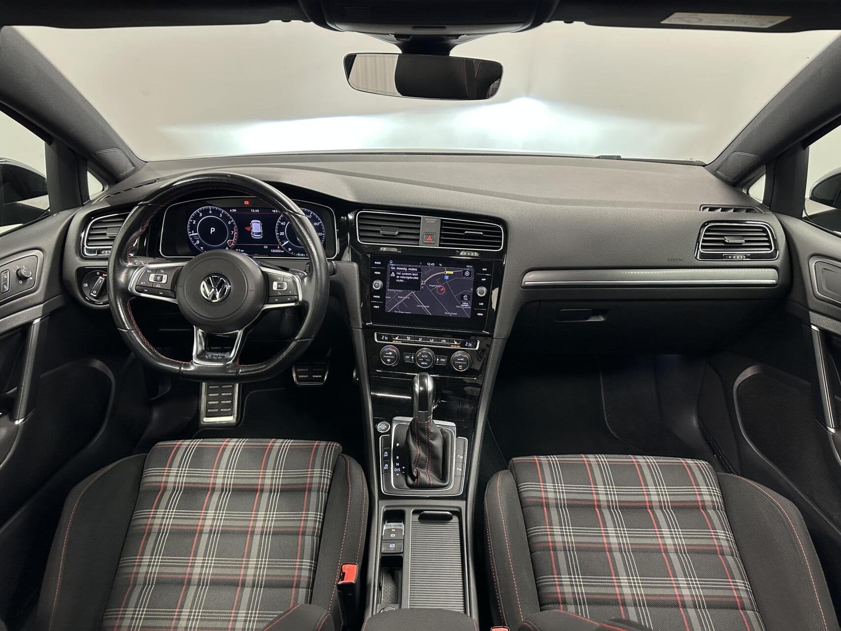 Volkswagen Golf 2.0 TSI GTI Performance PANO CARPLAY NAVI TR, Auto's, Stof, Gebruikt, 4 cilinders, Zwart