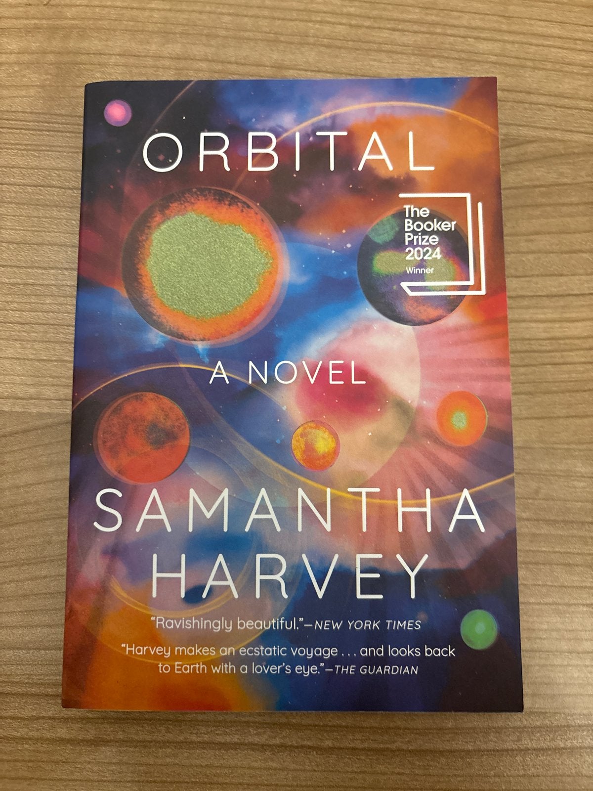 Orbital - Samantha Harvey (Booker Prize 2024 winnaar), Ophalen of Verzenden, Zo goed als nieuw