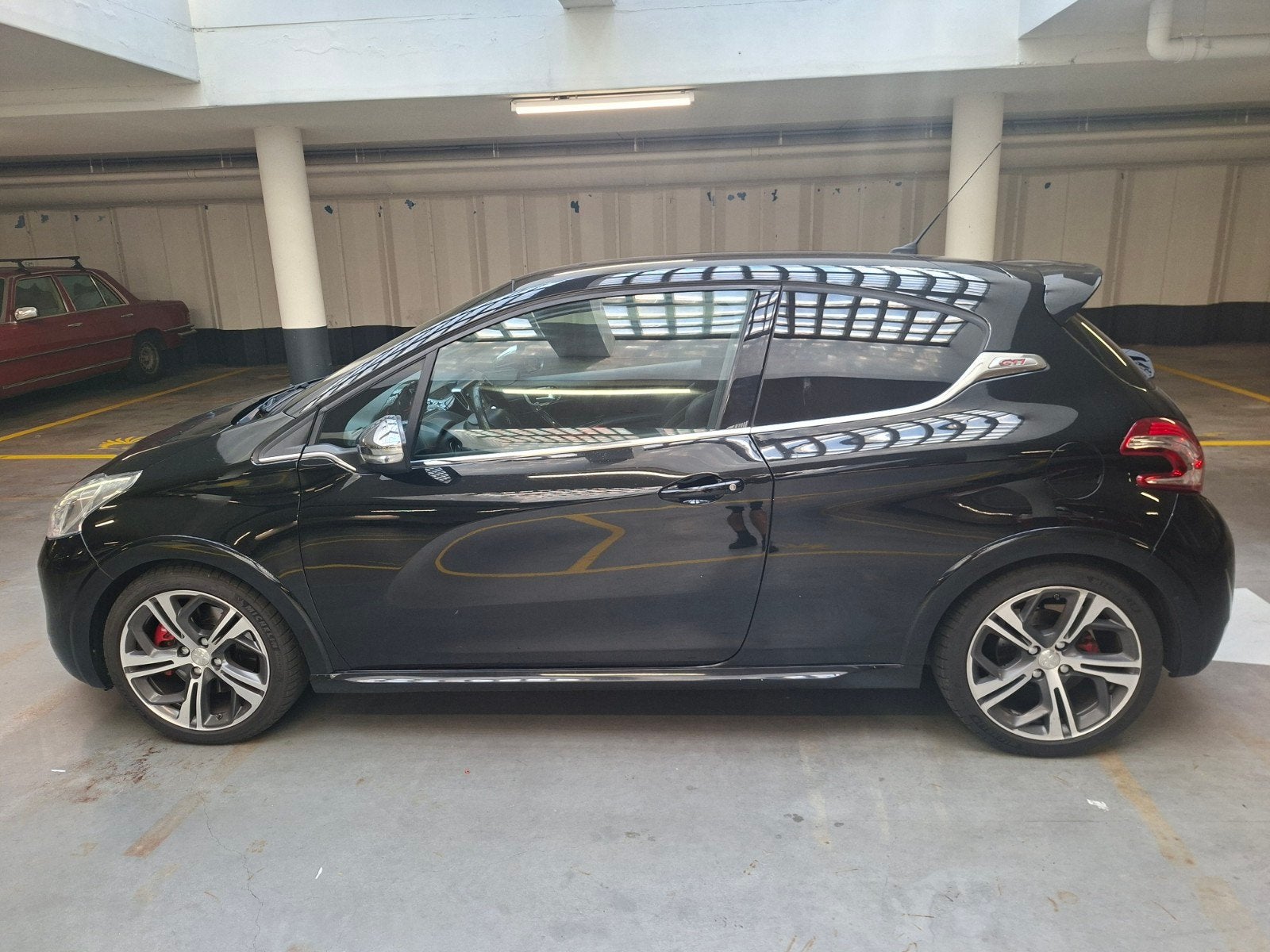 Peugeot 208 1.6 GTI 147KW 3-D 2013 Zwart, Auto's, Voorwielaandrijving, Handgeschakeld, Particulier, 17 km/l