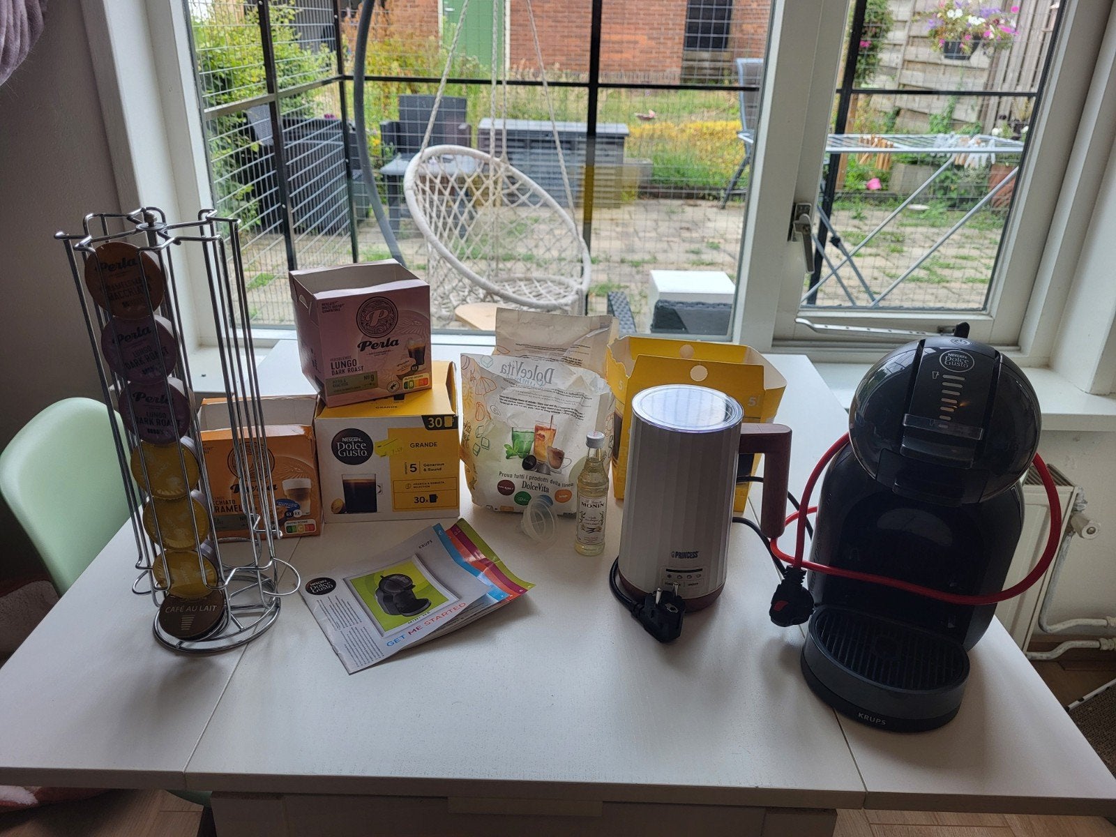 Dolce Gusto Starterset + Melkopschuimer, Koffiepads en cups, Gebruikt, Koffiemachine, Ophalen of Verzenden