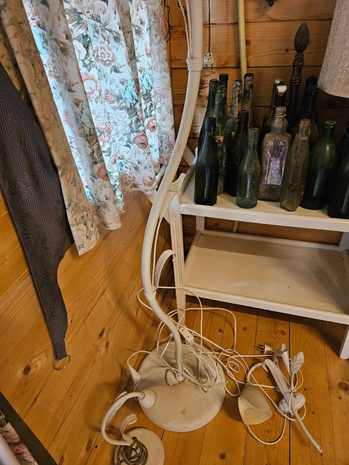Set van hoge staande lamp een wandlampje en tafellamp, Ophalen