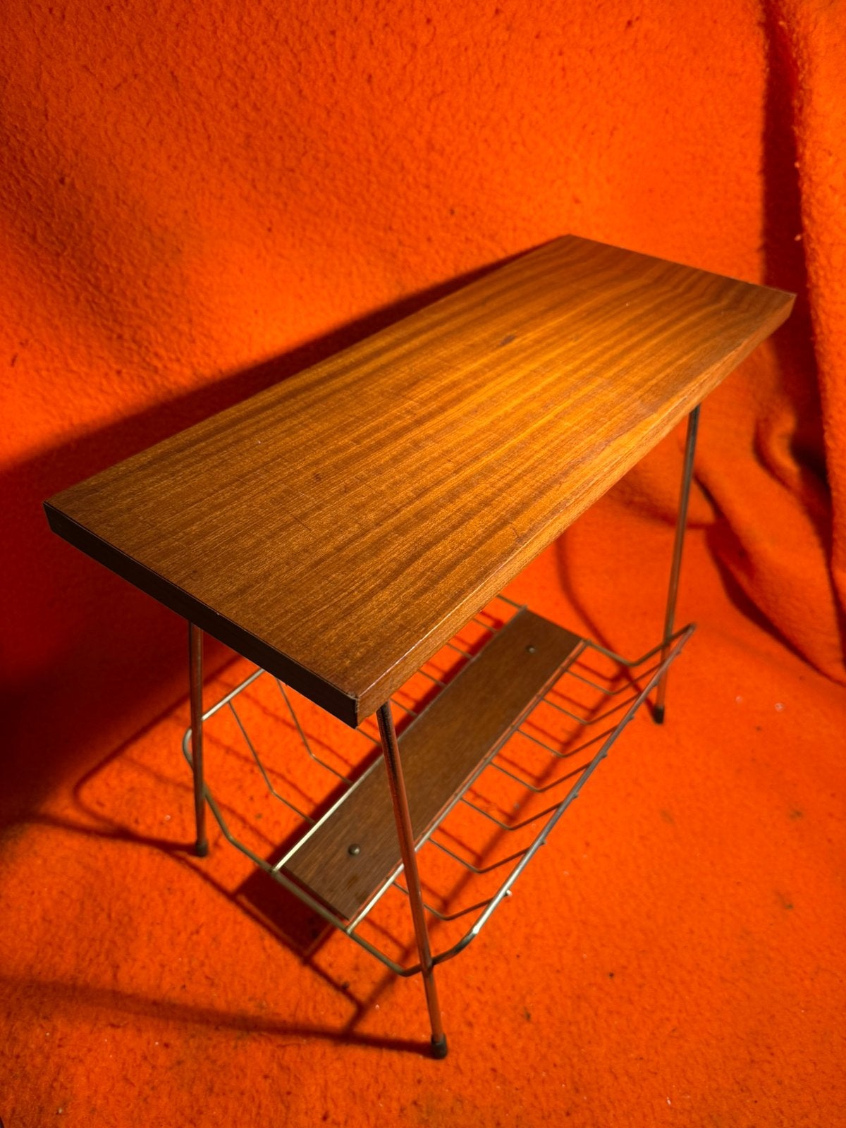 Vintage krantenrek / lectuurtafel met teak blad, A, Ophalen of Verzenden, A, A