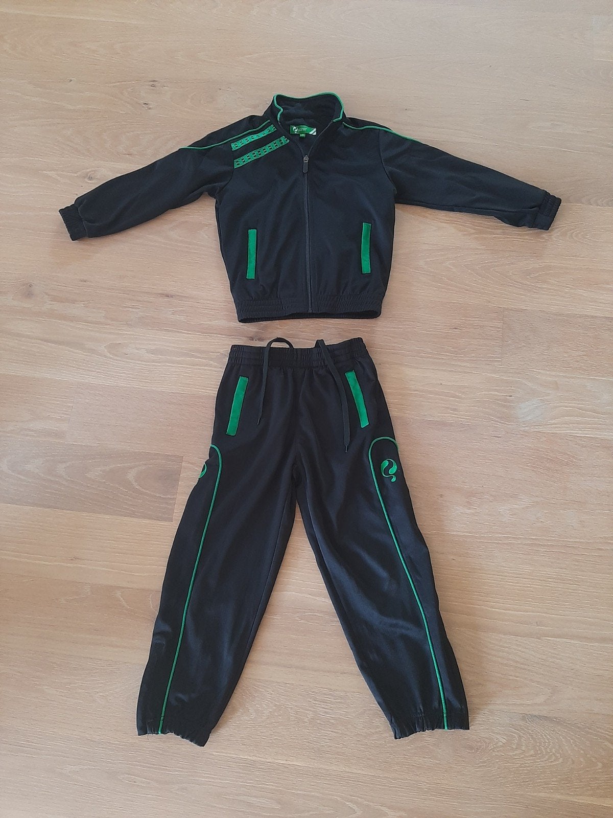 Quick trainingspak maat 128, Sport- of Zwemkleding, Ophalen of Verzenden, Zo goed als nieuw, Jongen