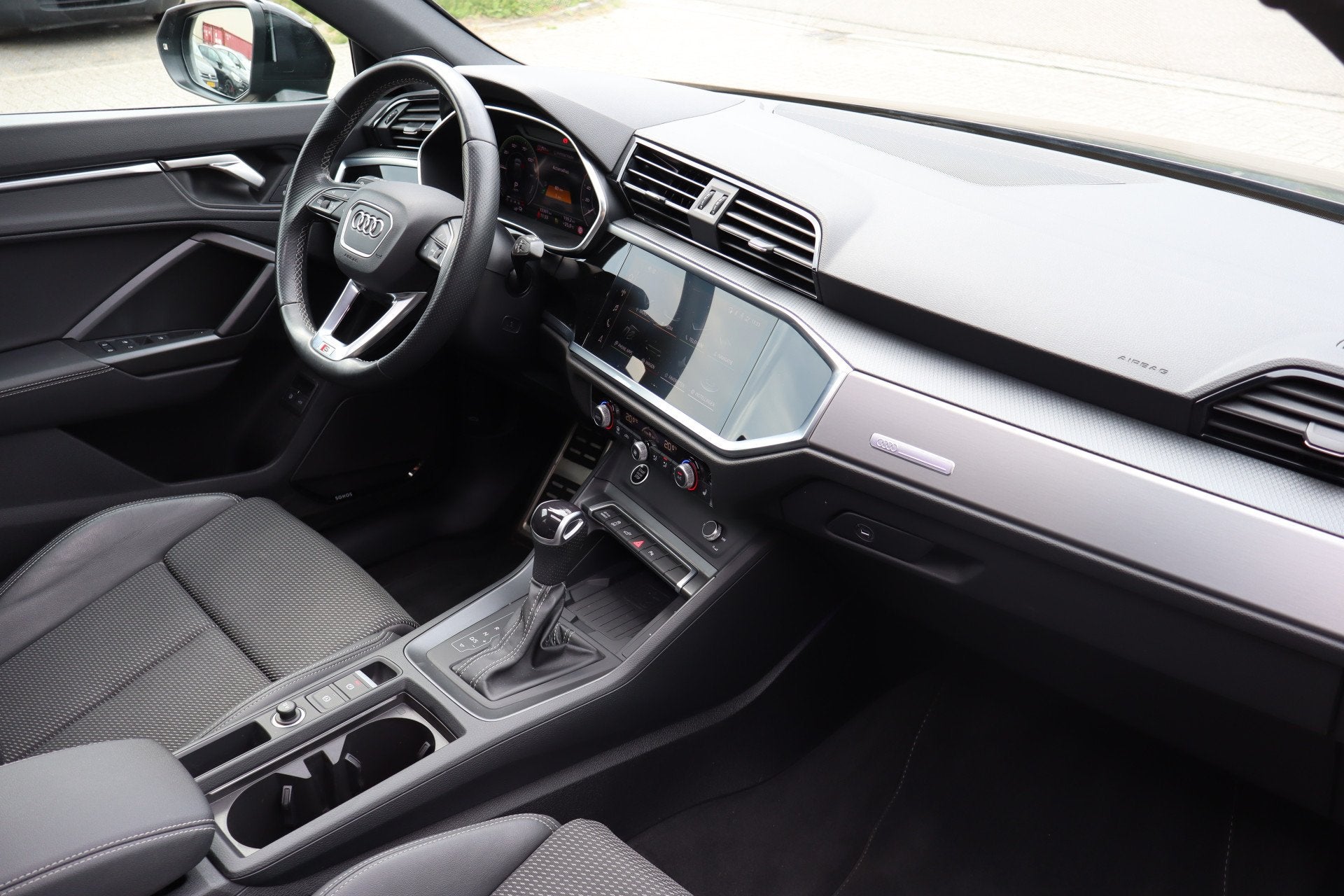 Audi Q3 Sportback 45 TFSI e Edition 3x S-Line/Panoramadak/So, Auto's, Audi, 12 maanden, Gebruikt, Leder en Stof, Zwart