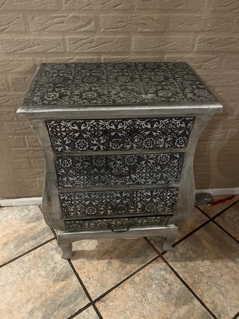 Decoratieve ladekast met zilveren patronen, Huis en Inrichting, Kasten | Ladekasten, Ophalen, Minder dan 50 cm, Gebruikt, 3 of 4 laden
