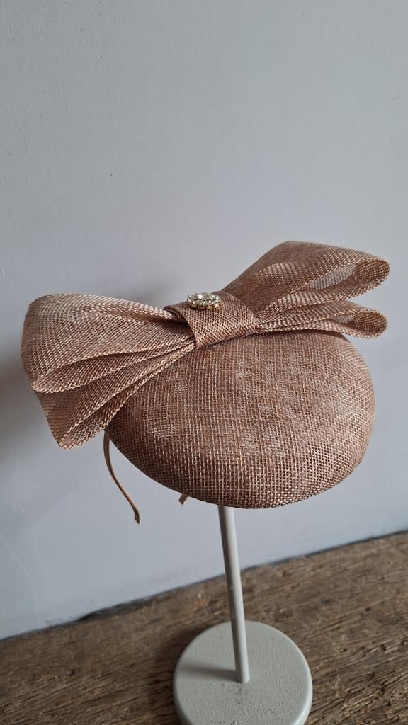 Beige fascinator, Kleding | Dames, Hoeden en Petten, Ophalen of Verzenden, Nieuw, One size fits all