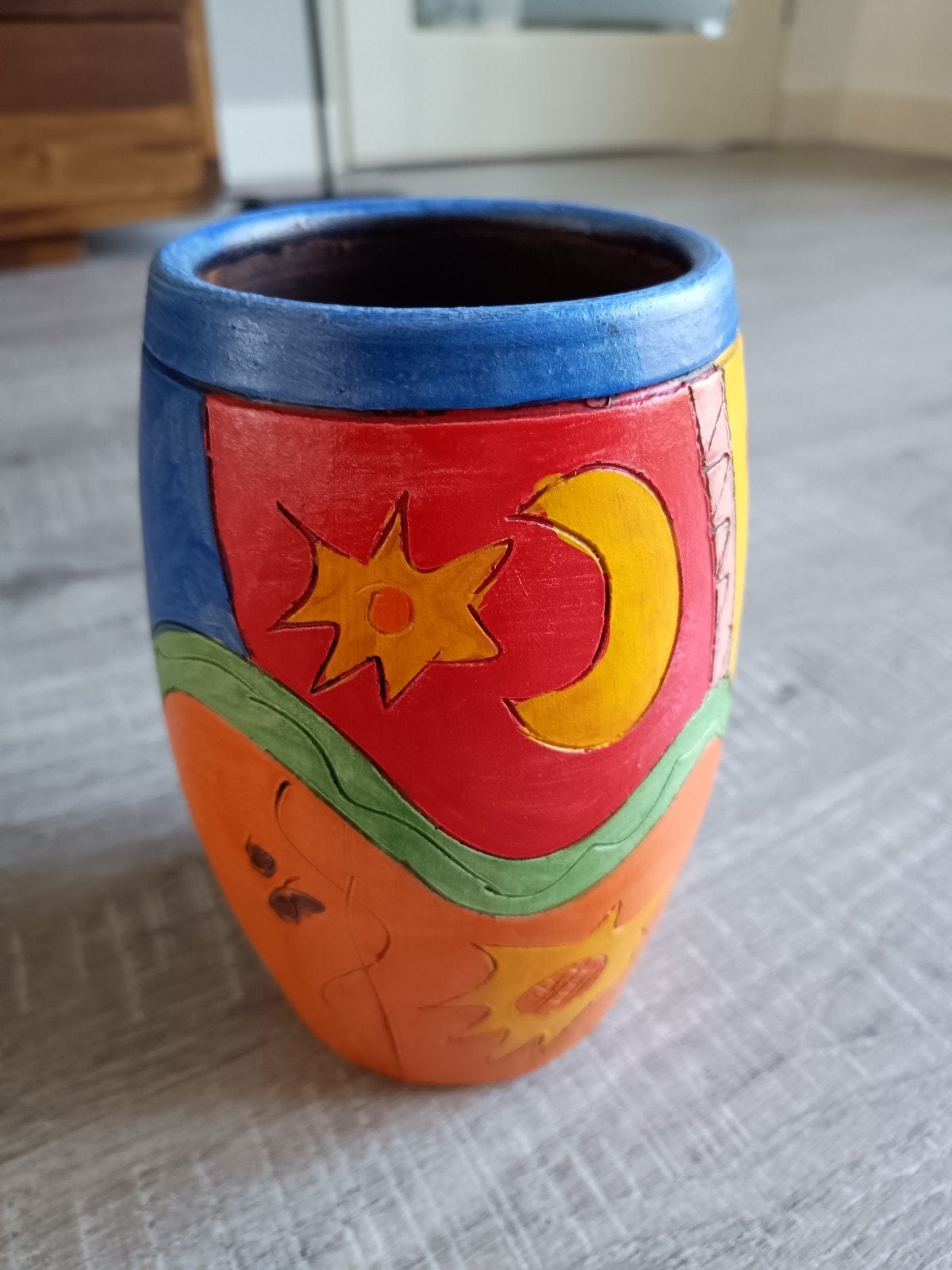 Kleurrijke handgeschilderde terracotta vaas, gesigneerd, Antiek en Kunst, Overige typen, Handgemaakt, Ophalen of Verzenden, 20 - 50 cm