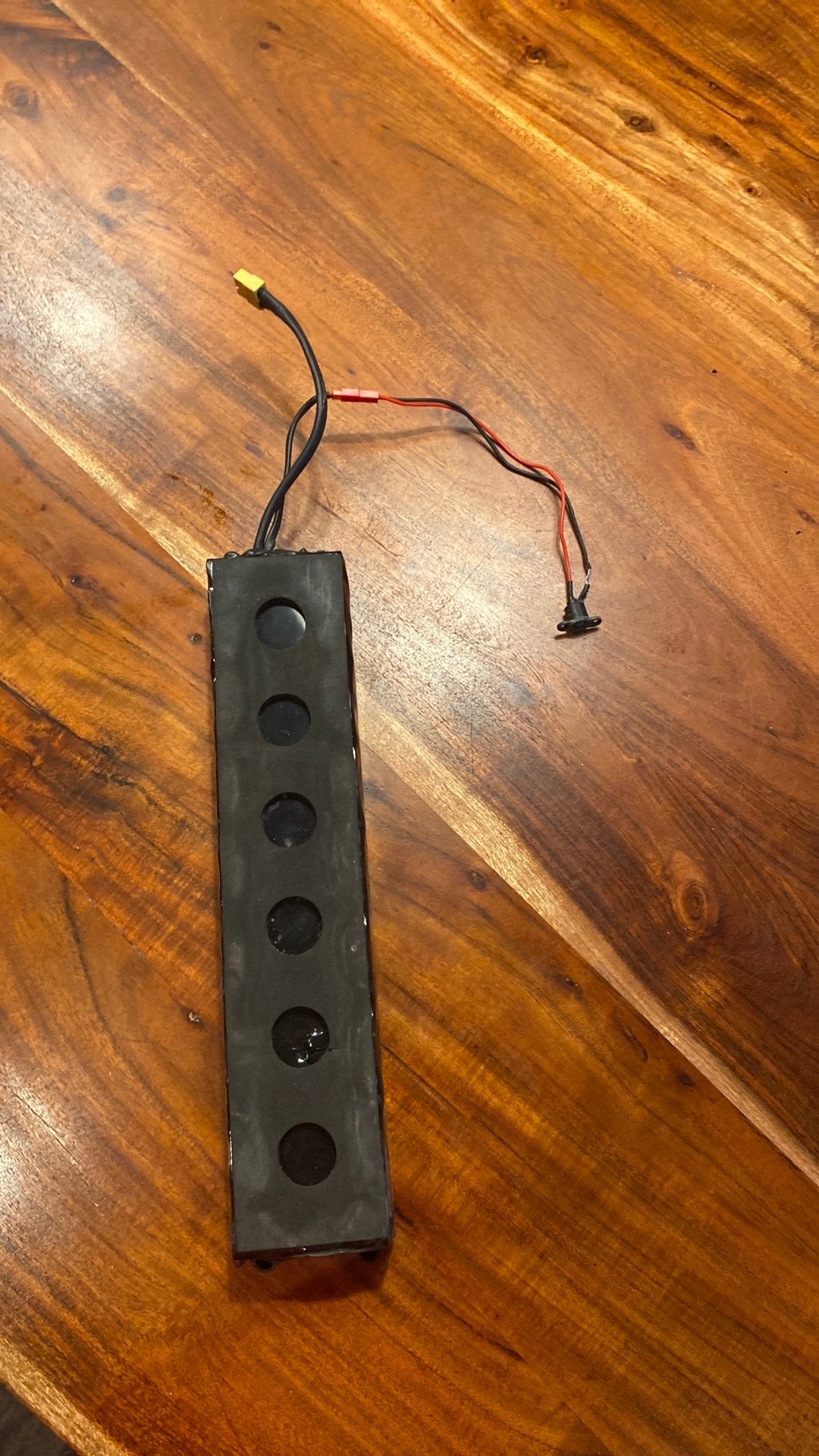 Accu 36v  aansluiting xt60 met lader, Verzenden, Zo goed als nieuw, Elektrische gitaar