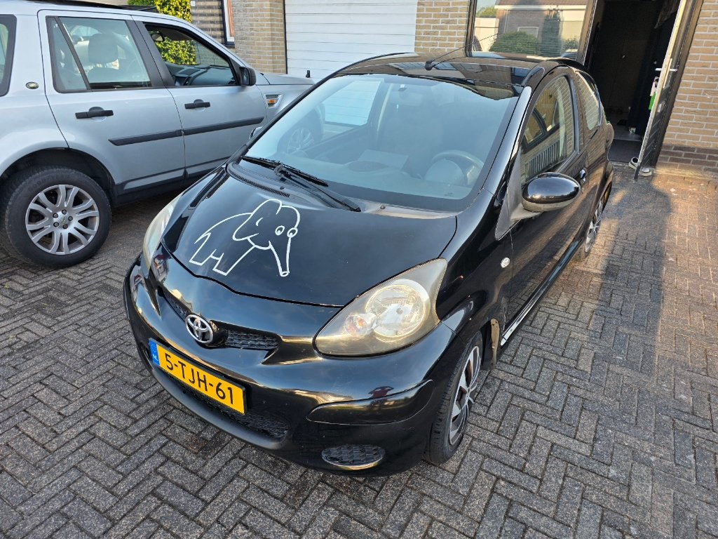 Toyota Aygo 1.0 12V Vvt-i 3DRS MMT 2009 Zwart CARPLAY, Auto's, Voorwielaandrijving, Stof, 4 stoelen, Handgeschakeld