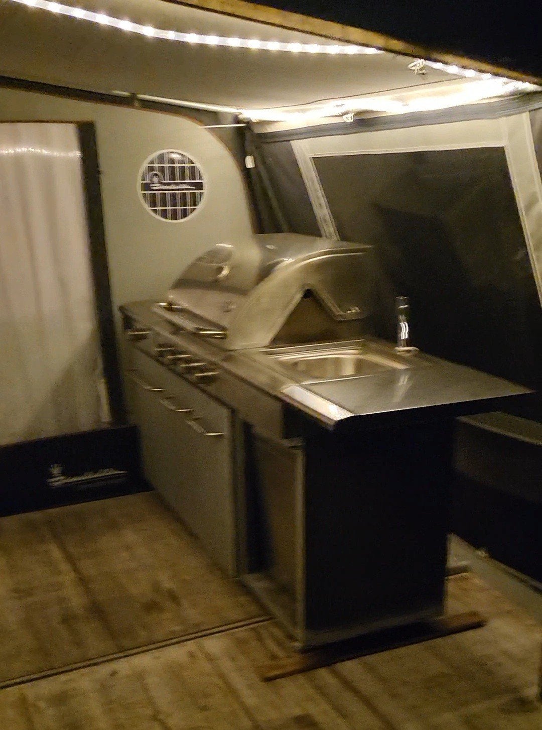 Buitenkeuken/barbecue ,wasbak, brander en spit op wieltjes, Ophalen, Gebruikt, Gas, Vrijstaand