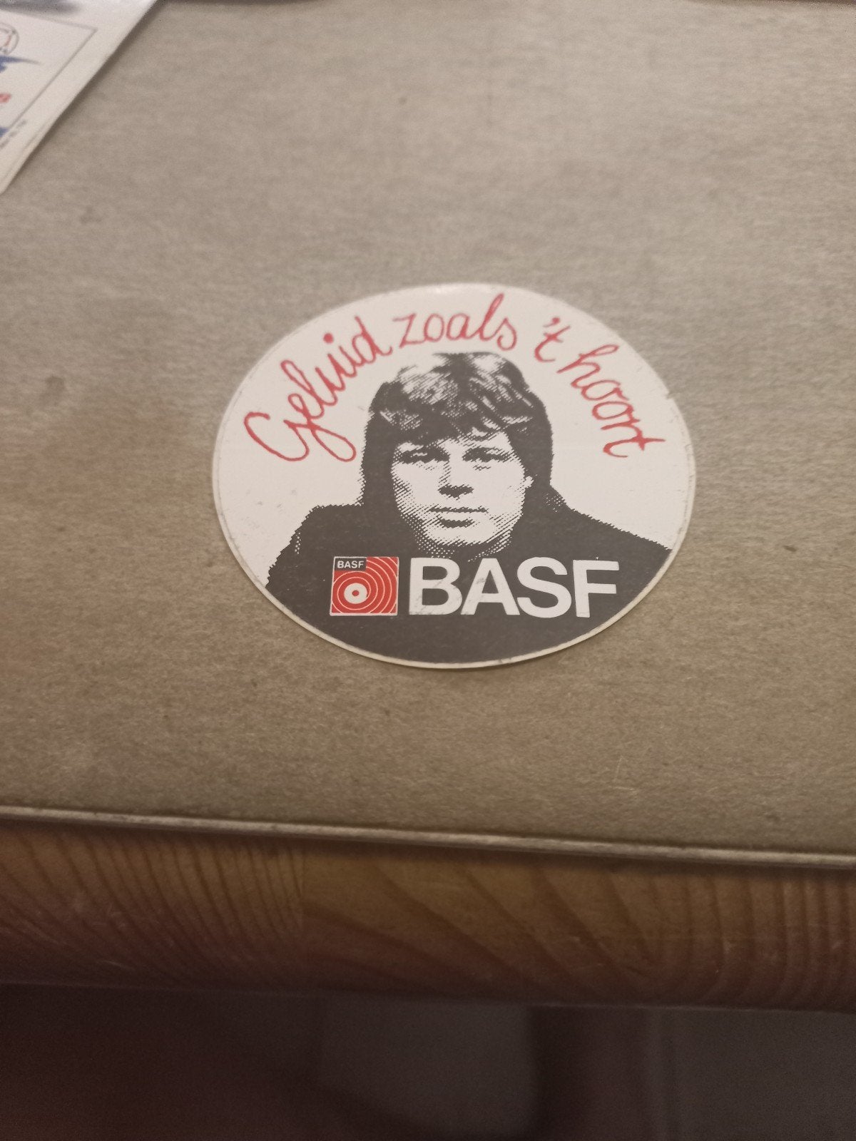 Vintage BASF 'Geluid zoals 't hoort' sticker willem ruis, Ophalen of Verzenden, Gebruikt