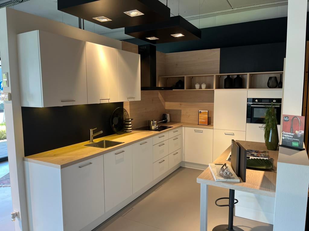 Showroom keuken breda., Huis en Inrichting, Keuken | Complete keukens, Ophalen, Overige materialen, Wit, Overige typen