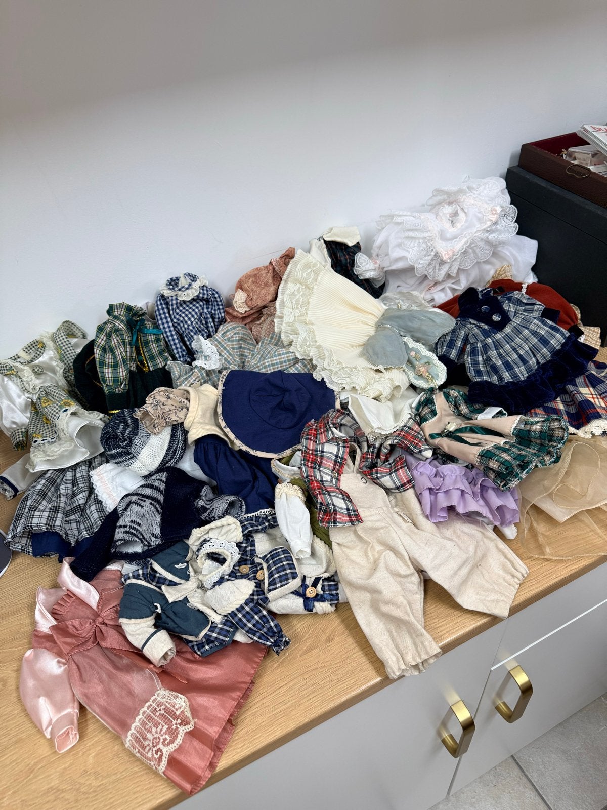 Grote partij vintage poppenkleertjes, Gebruikt, Overige typen, Ophalen of Verzenden, Info@vintageglitch.nl