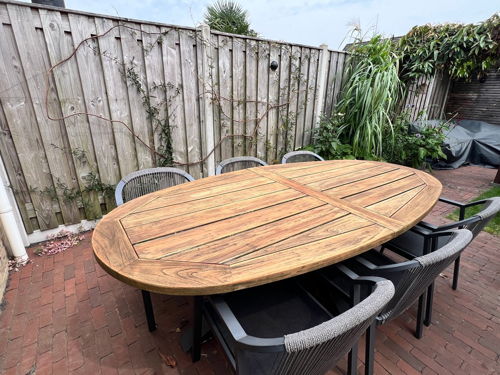 Ovale tuintafel van teakhout met metalen onderstel 240x120cm, Ophalen, Gebruikt, Ovaal, Teakhout
