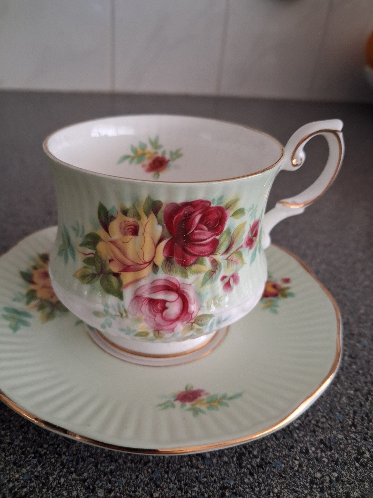 QUEENS KOP EN SCHOTEL MET PRACHTIGE ROZEN DECORATIE, Verzamelen, Porselein, Kristal en Bestek, Ophalen of Verzenden, Zo goed als nieuw