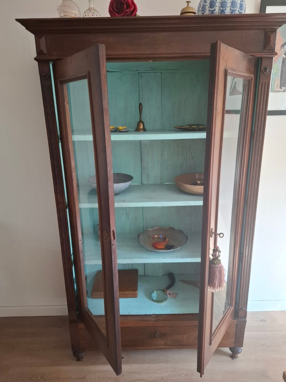 Leuke oude vitrine kast, Huis en Inrichting, Kasten | Vitrinekasten, Ophalen, Gebruikt, 25 tot 50 cm, 100 tot 150 cm