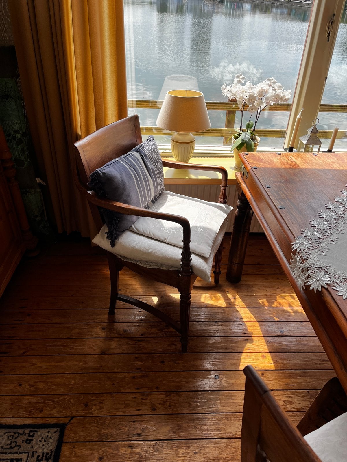 Houten stoelen met side tafeltje, Ophalen of Verzenden, Zo goed als nieuw, Bruin
