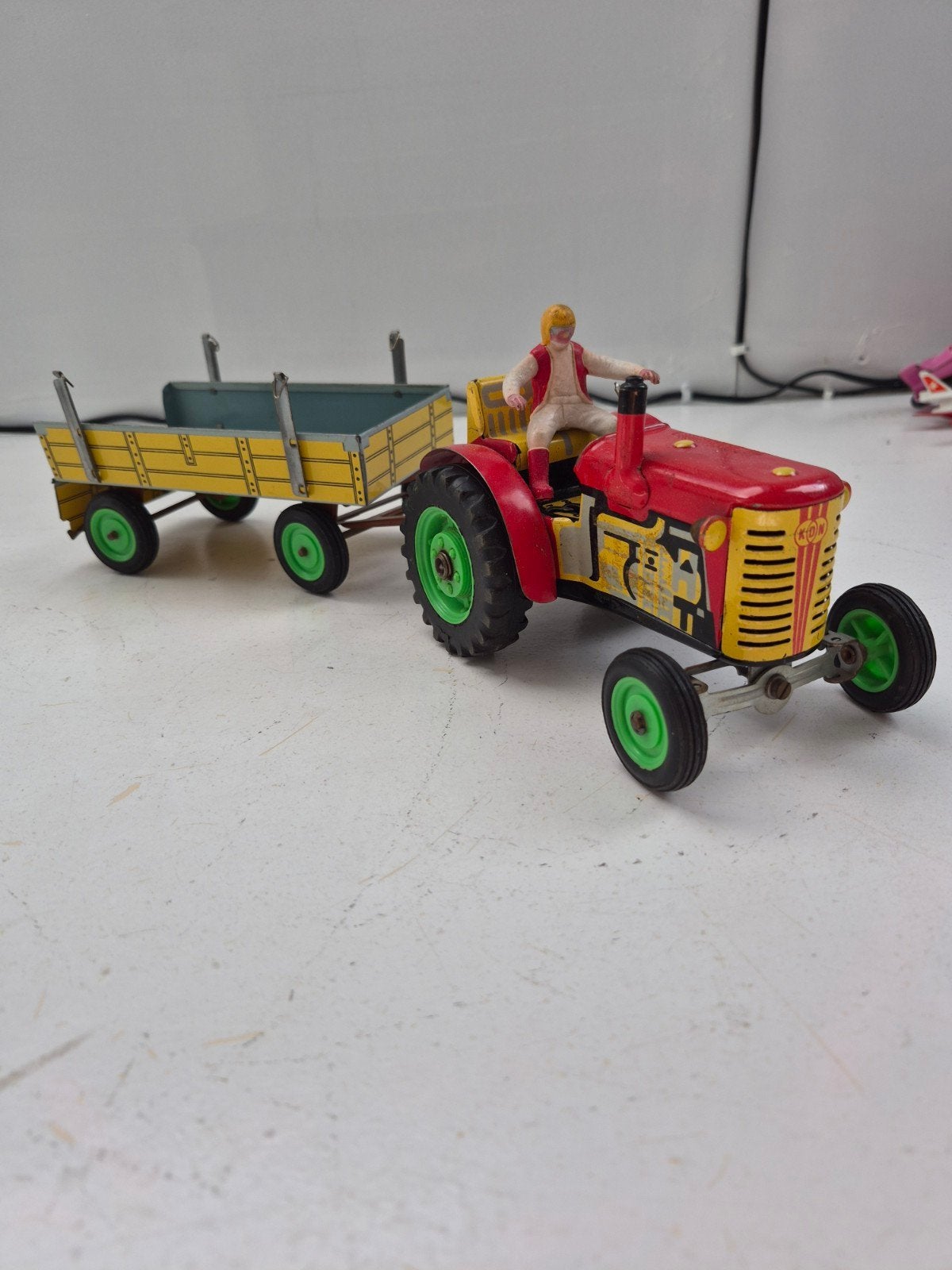 Vintage KDN  blikken tractor met aanhanger en chauffeur, Ophalen of Verzenden