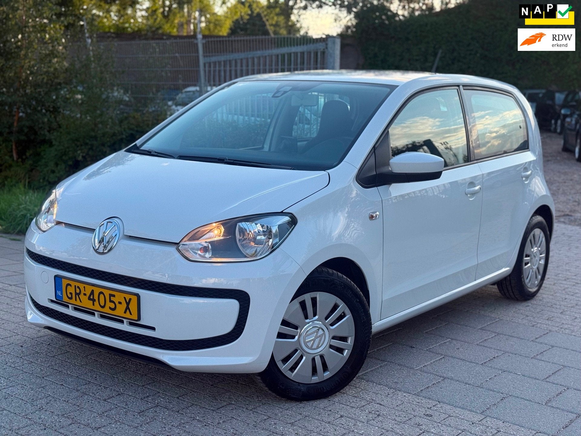 Volkswagen Up! 1.0 move up! BlueMotion AIRCO CRUISE NAVI, Voorwielaandrijving, Gebruikt, 840 kg, Wit