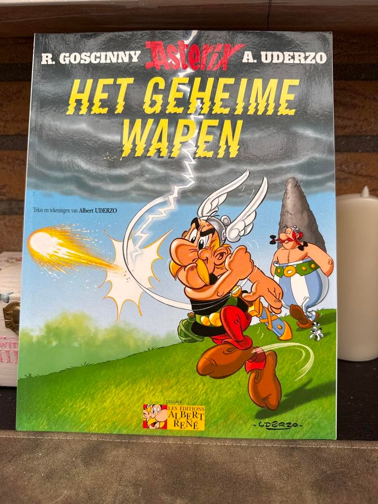 Asterix: Het Geheime Wapen - Hardcover Stripboek, Eén stripboek, Ophalen of Verzenden, Zo goed als nieuw