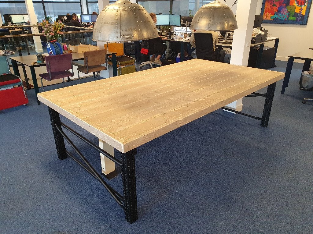 Uniek industrieel bureau,vergadertafel van steigerhout/staal, Ophalen, Nieuw, Hout