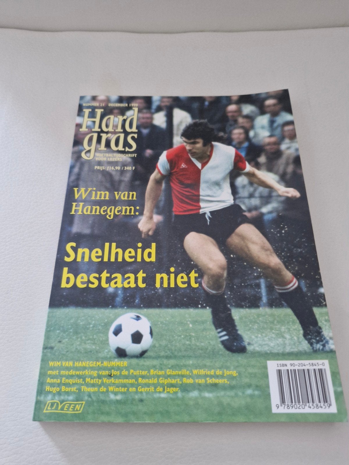 Hard gras voetbaltijdschrift - 2 nummers, Ophalen of Verzenden, Zo goed als nieuw, Hugo Borst, Wim van Hanegem, Balsport