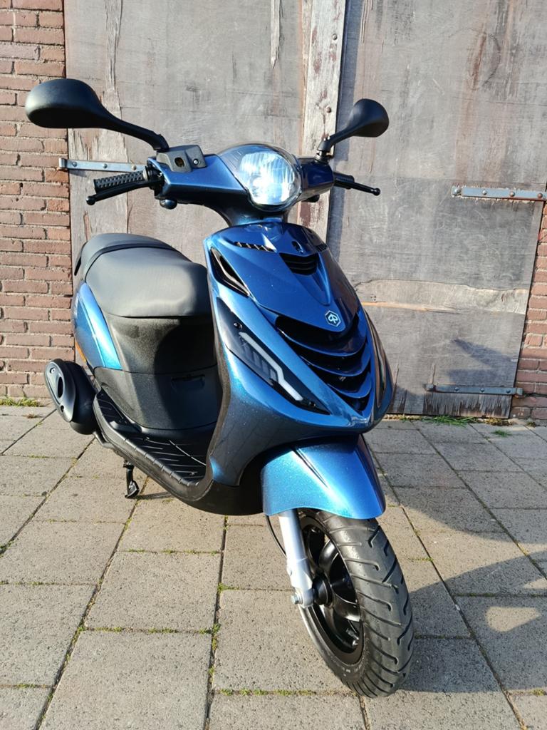 Zip als nieuw!, Fietsen en Brommers, Scooters | Piaggio, Zo goed als nieuw, Zip, Benzine, Ophalen