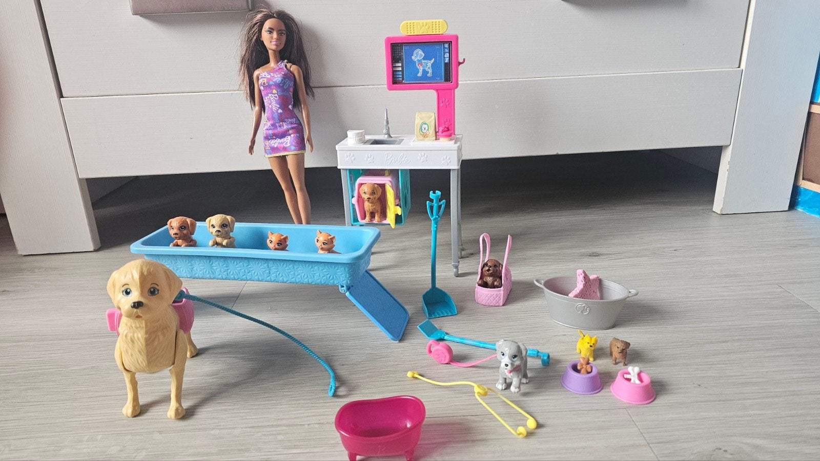 Barbie Dierendokter Speelset met Barbiepop en puppy's, Ophalen of Verzenden, Gebruikt, Barbie