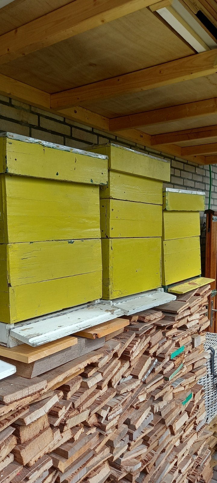 3 spaarkast bijenkasten, bijen kunnen er zo in.BIEDEN, Bijen