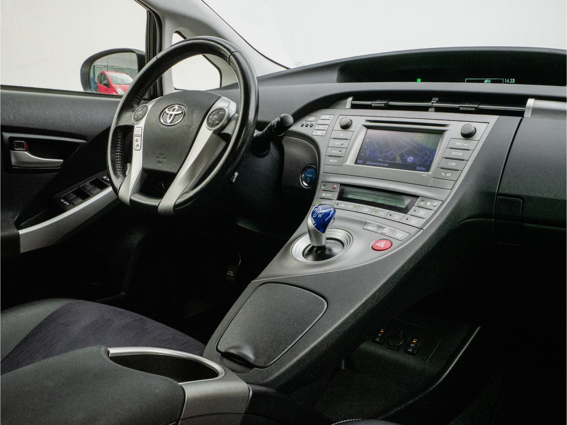 Toyota Prius 1.8 Plug-in Aspiration Trekhaak/ Stoelverwarmin, Auto's, Euro 5, 136 pk, Gebruikt, Zwart