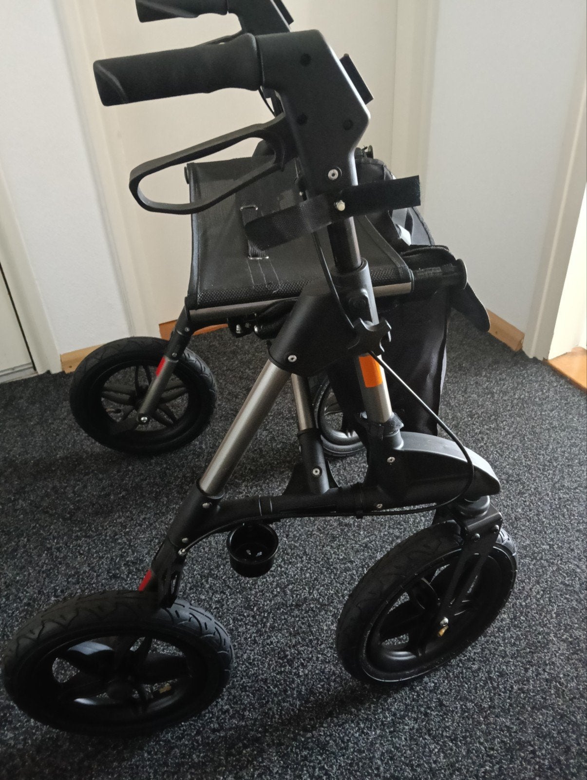Weinig gebruikt stevige rollator, Ophalen, Opvouwbaar, Zo goed als nieuw