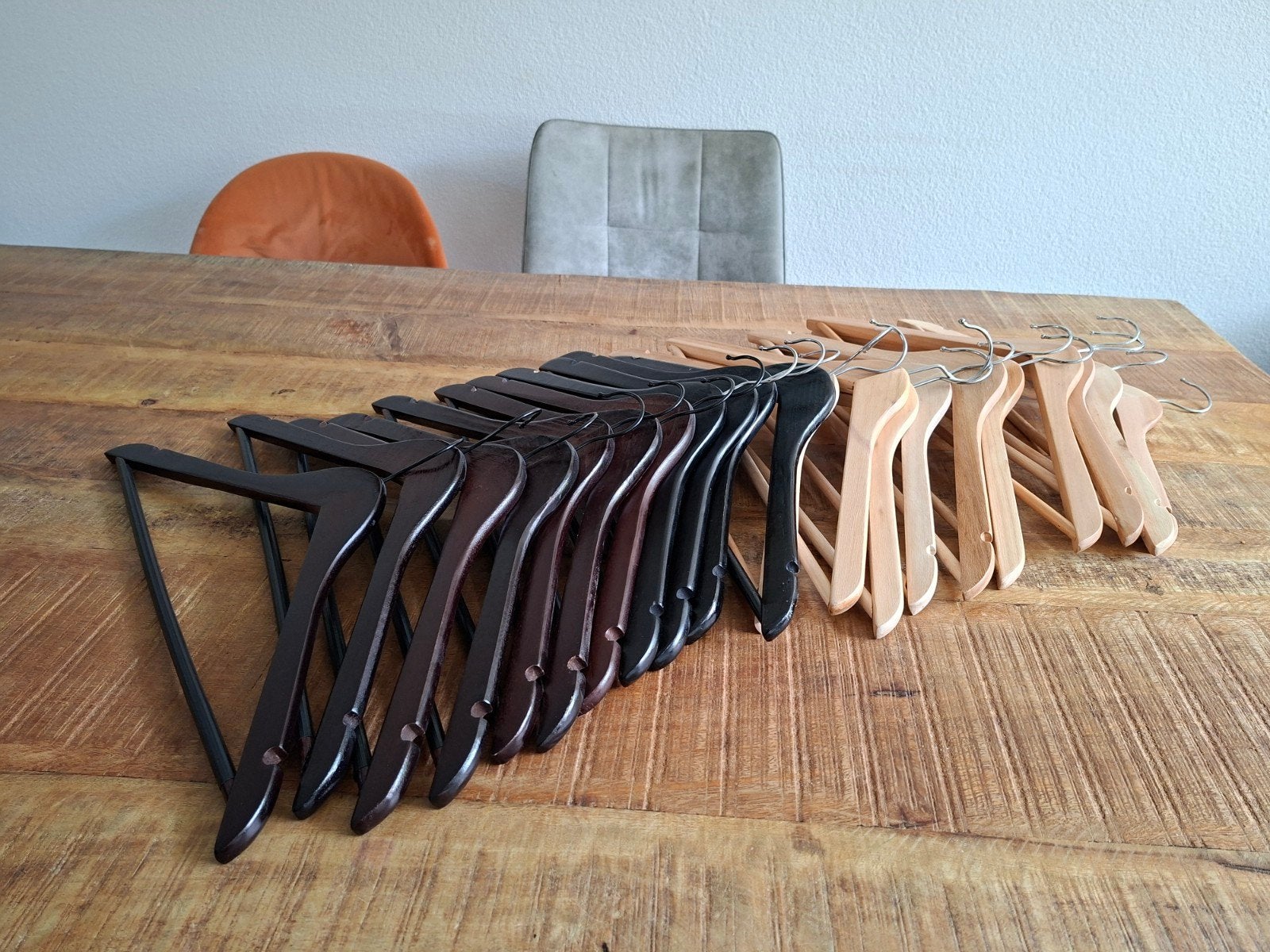 Houten kledinghangers (licht en donkerbruin/zwart), Kleding | Dames, Ophalen, Gebruikt