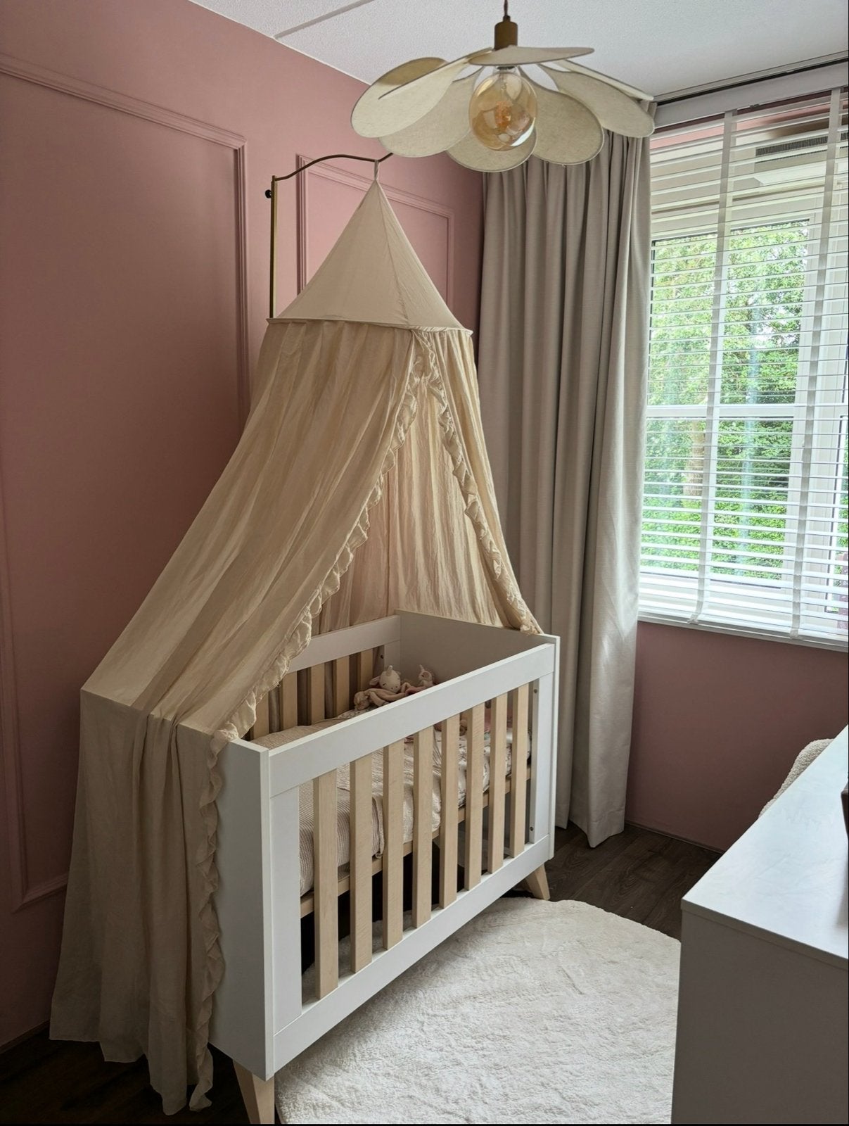 Complete babykamer: kledingkast, commode, ledikant + klamboe, Ophalen, Zo goed als nieuw, Jongetje of Meisje
