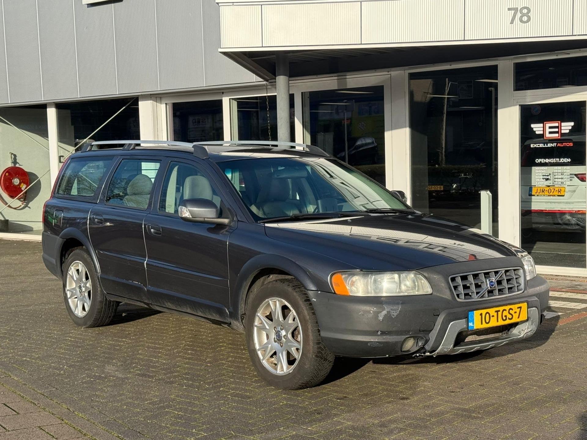 Volvo XC70 2.4 D5 Kinetic, Automaat, 1694 kg, Beige, 197 €/maand