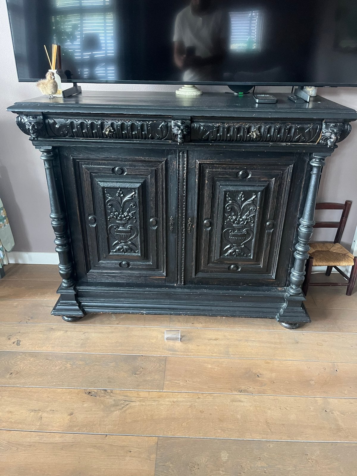 Antiek zwart dressoir met sierlijk houtsnijwerk, Ophalen