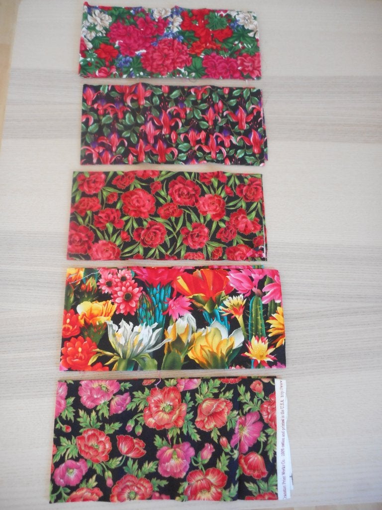Pakket lapjes, stof bloemenmotief kleur tint rood NIEUW, Hobby en Vrije tijd, Ophalen of Verzenden, Zo goed als nieuw, 30 tot 120 cm