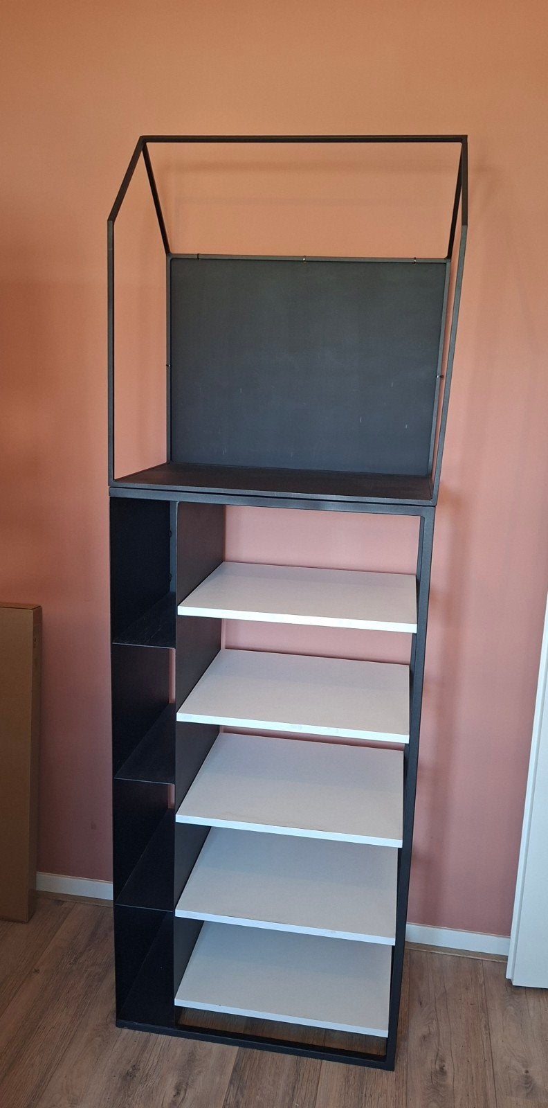 Stijlvolle Zwarte Metalen Kast met Open Vakken en Planken, Ophalen, Met plank(en), Gebruikt, Overige materialen