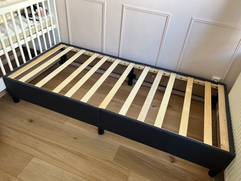 Eenpersoons bed - 3 maanden oud, Huis en Inrichting, Slaapkamer | Bedden, Ophalen, 90 cm, Eenpersoons, Zo goed als nieuw