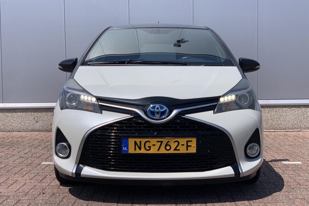 Toyota Yaris 1.5 Hybrid Volcano Edition Handbediening - Hand, Auto's, Gebruikt, Euro 6, 4 cilinders, 1070 kg