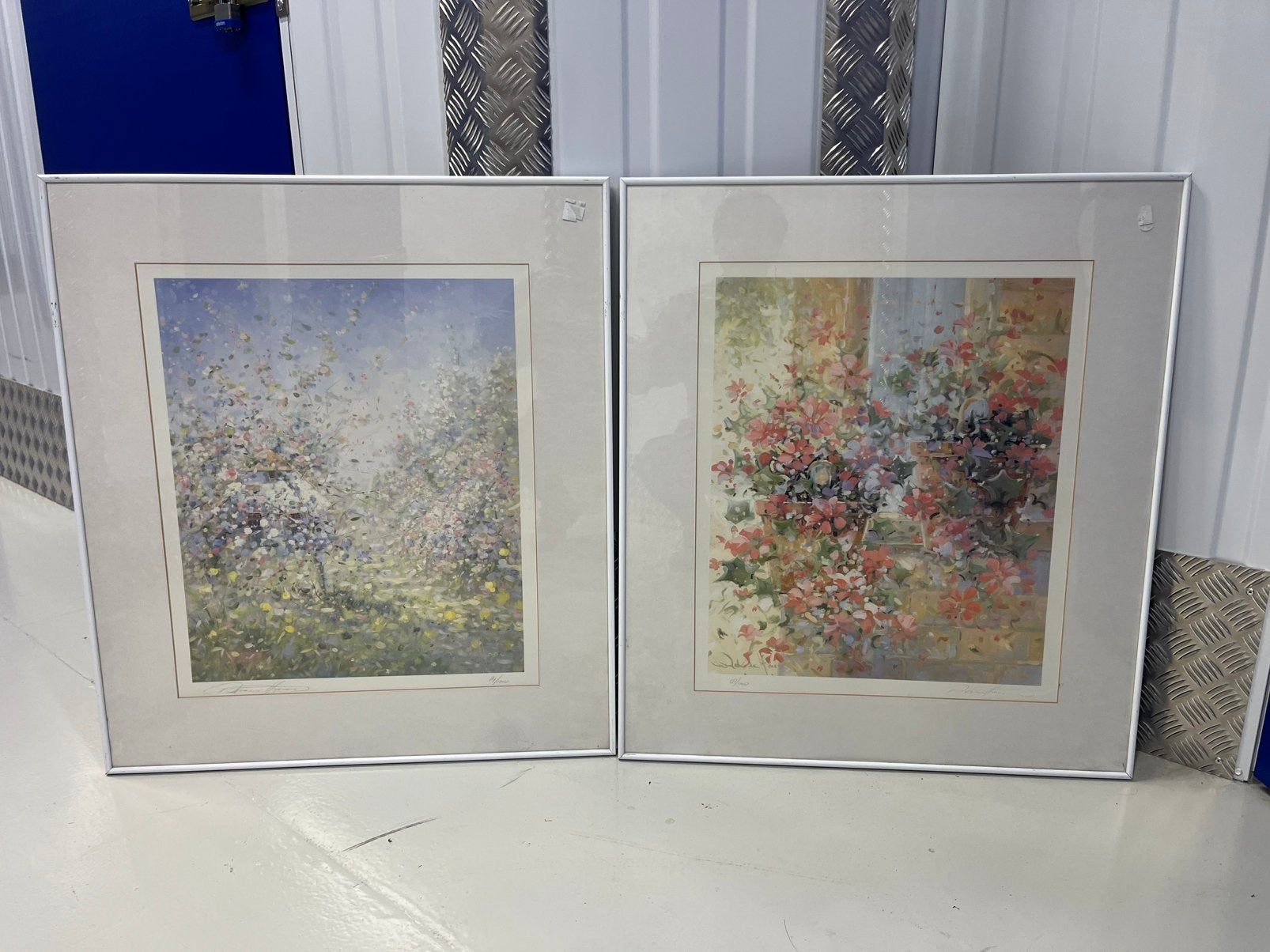 Twee grote ingelijst (gesigneerd) prenten. Bloemen., Ophalen, Achter glas, Print, Bloemen