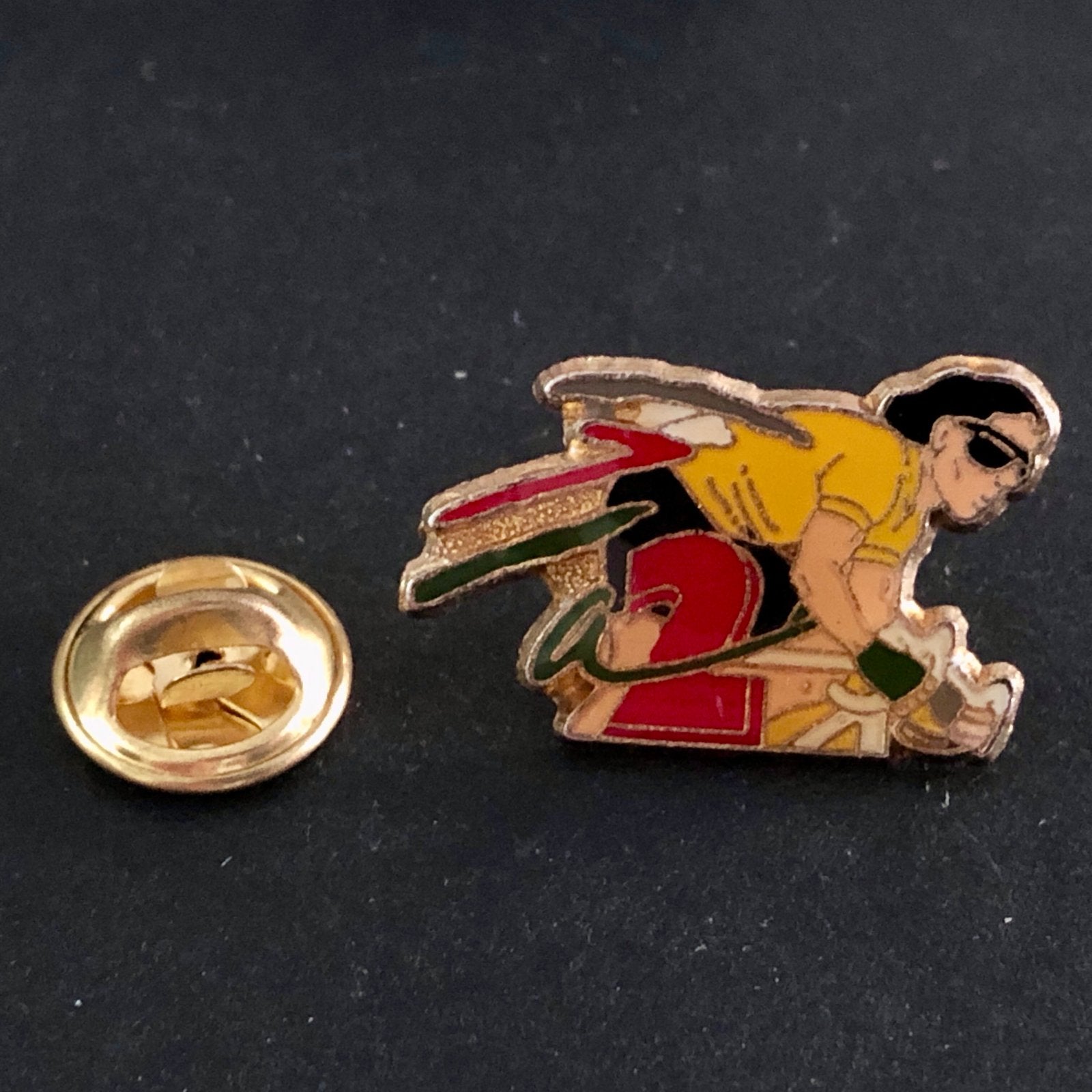 Vintage Wielrenner Pin - Sportieve Verzamelpin, Verzamelen, Speldjes, Pins en Buttons, Ophalen of Verzenden, Gebruikt, Sport, Speldje of Pin