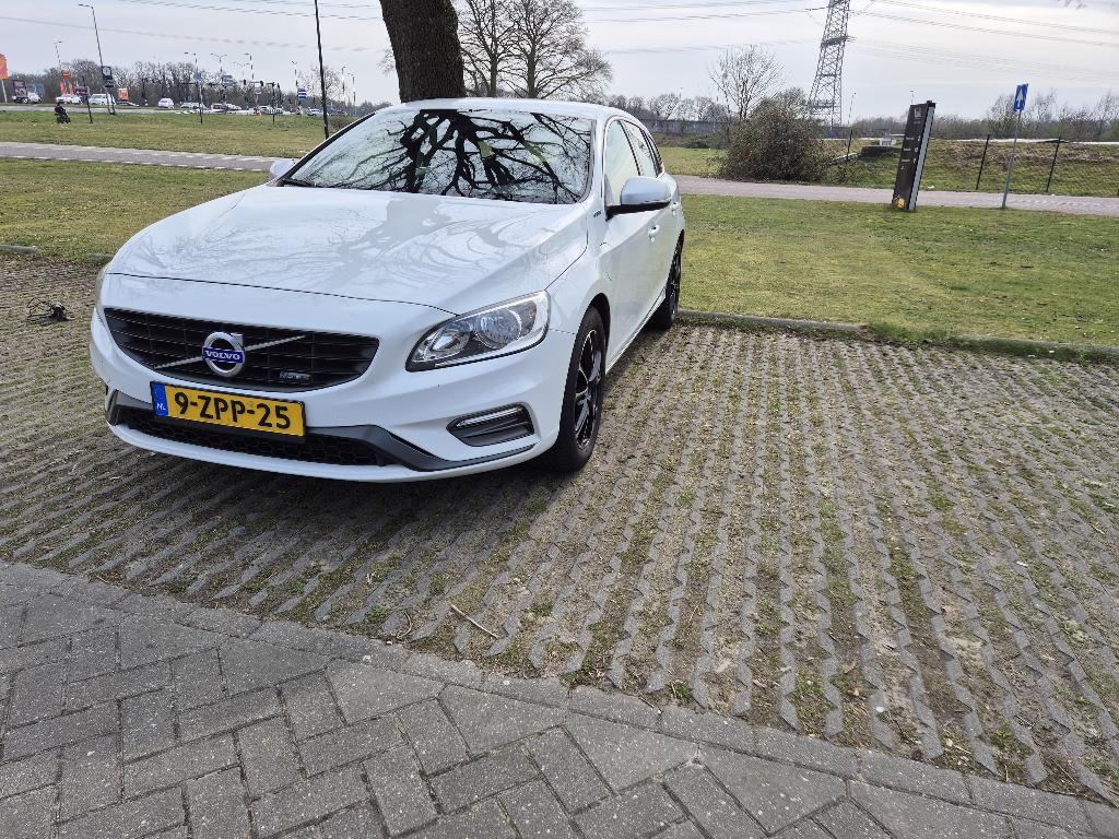 Volvo V60 Hybrid R-Design – Luxe, Comfort & Zeer Zuinig, Auto's, Automaat, Zwart, Wit, Vierwielaandrijving