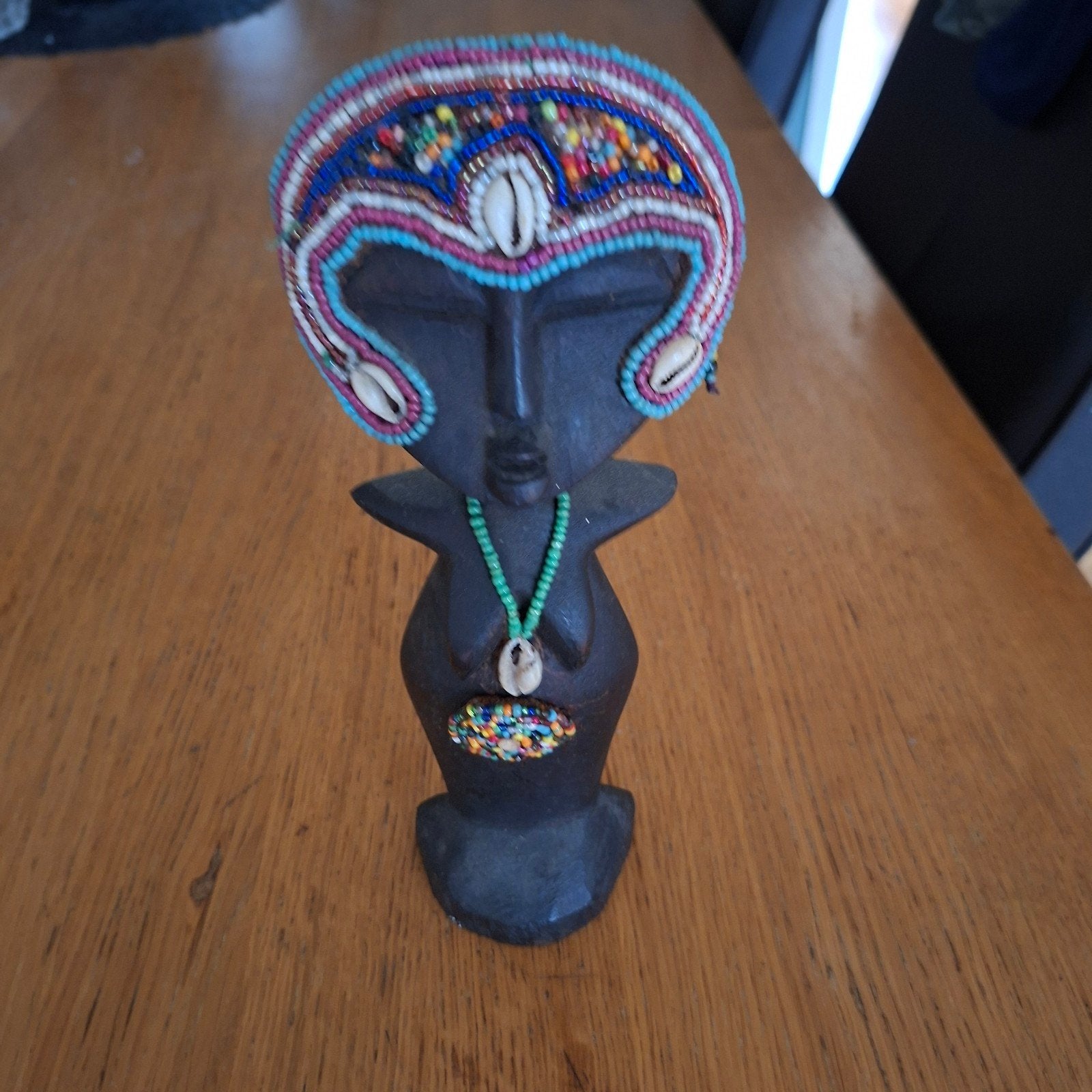 Afrikaans houten beeldje met kralen en schelpen, Minder dan 20 cm, Ophalen of Verzenden, Handgemaakt, Beeld